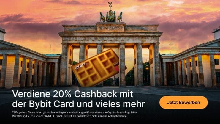 Vor dem Brandenburger Tor in Berlin steht eine Bybit Card in Form einer Waffel mit einem deutschen Text, der auf ein 20%iges Cashback-Angebot exklusiv für Bybit Card-Nutzer hinweist.