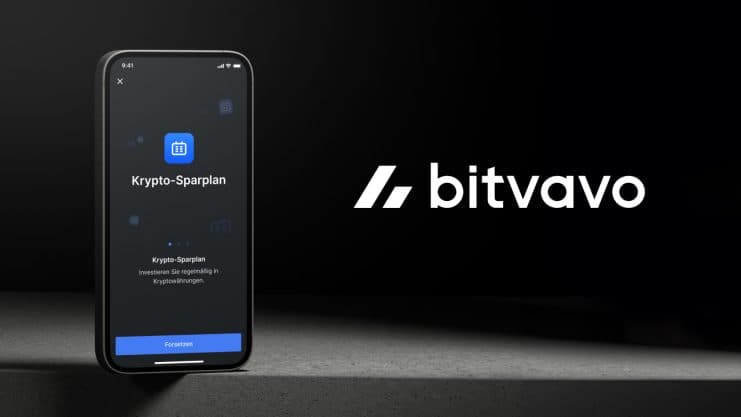 Ein Smartphone-Bildschirm zeigt die Krypto-Sparplan-Option in der Bitvavo-App, wobei Sparpläne neben einem großen weißen Bitvavo-Logo auf dunklem Hintergrund hervorgehoben werden.