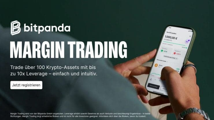 Eine Person benutzt ein Smartphone, auf dem die Bitpanda-App angezeigt wird. Der Bildschirm zeigt Optionen für den Handel mit Kryptowährungen. In einem großen Text steht "Margin Trading" mit Details zu Leverage und den erweiterten Handelsfunktionen von Bitpanda auf Deutsch.